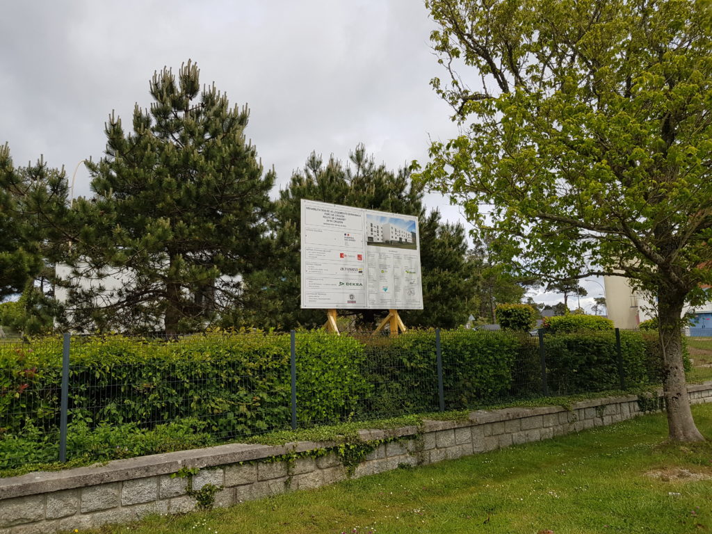 Panneau de déclaration de chantier Akylux. Pose sur chassis Crozon Brest - Finistère