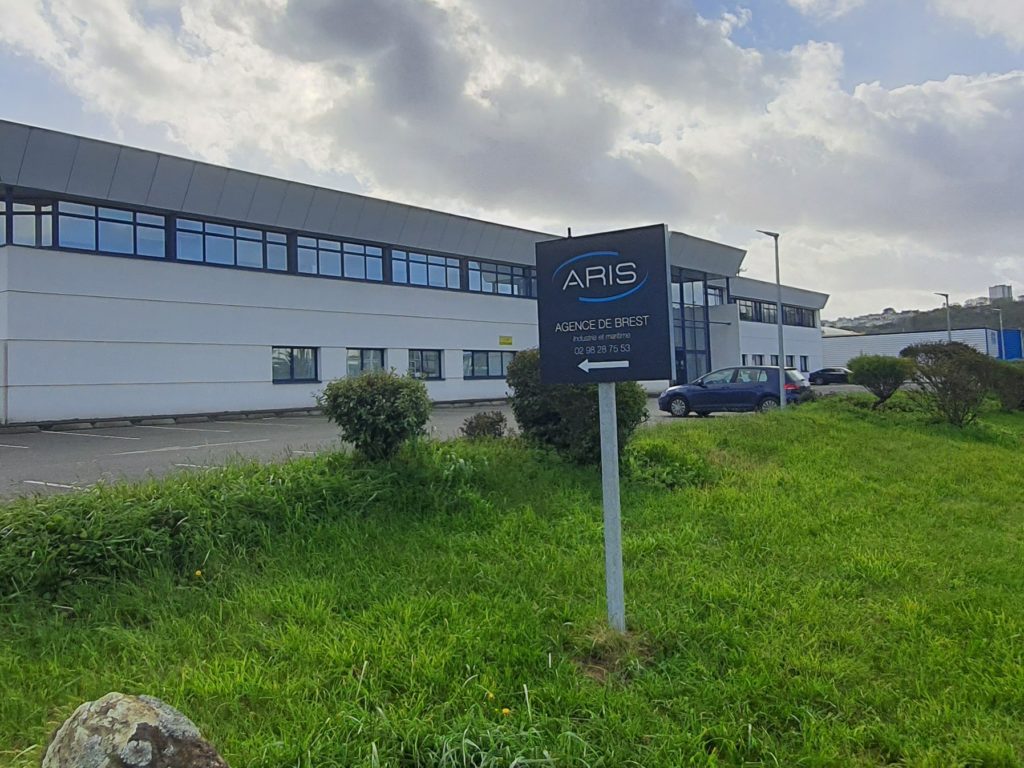 Panneau signalétique Aludibond Alupanel sur poteau métal et scellement béton. Brest Finistere